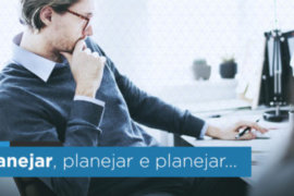 profissional pensativo em um escritório