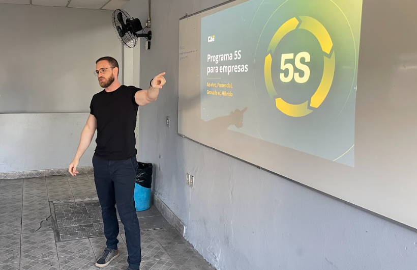 imagem do prof Carlos Sander ministrando um treinamento de 5S pela Frons Educação (antiga CAE Treinamentos)