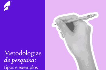 Metodologias de pesquisa: como escolher a abordagem certa para seu projeto Mão segurando uma caneta com fundo roxo e texto sobre pesquisa